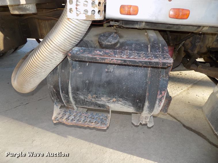 image for item DE7591 1988 Ford LT8000 dump truck