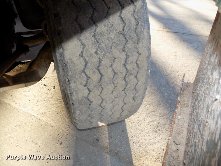 image for item DE7591 1988 Ford LT8000 dump truck