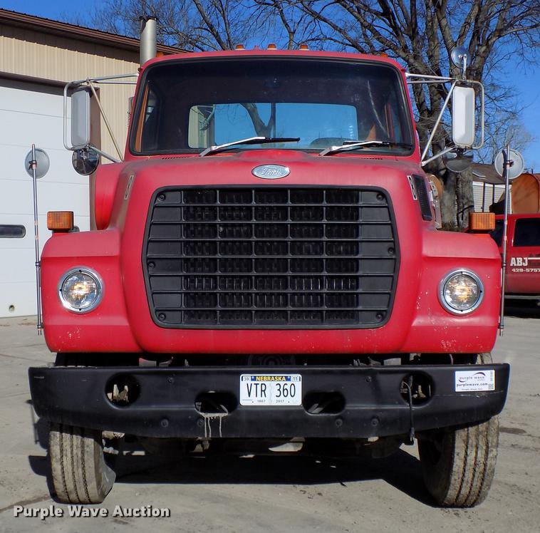 image for item DE7592 1986 Ford LNT9000 semi truck
