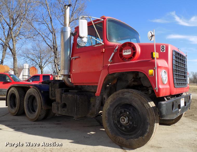 image for item DE7592 1986 Ford LNT9000 semi truck