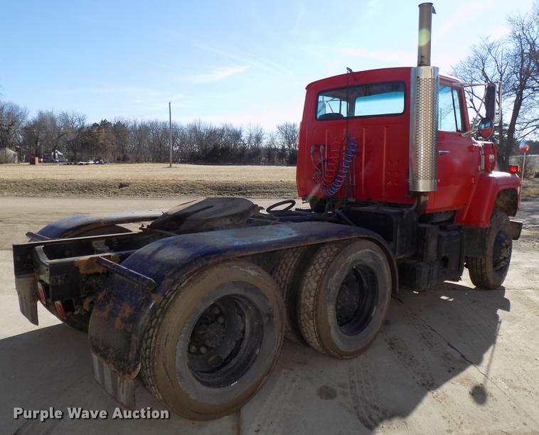 image for item DE7592 1986 Ford LNT9000 semi truck