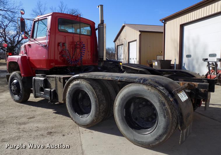 image for item DE7592 1986 Ford LNT9000 semi truck