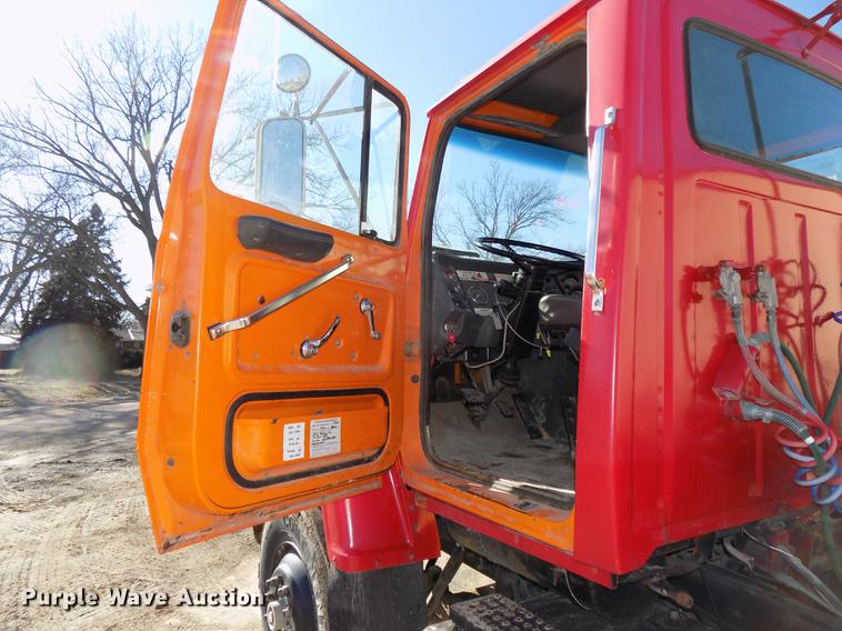 image for item DE7592 1986 Ford LNT9000 semi truck