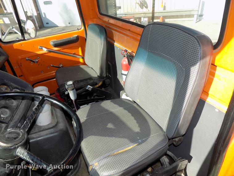 image for item DE7592 1986 Ford LNT9000 semi truck