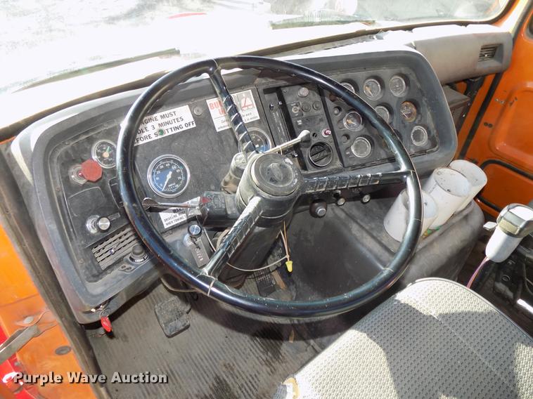 image for item DE7592 1986 Ford LNT9000 semi truck