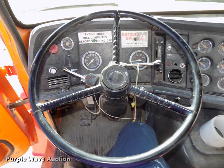 image for item DE7592 1986 Ford LNT9000 semi truck