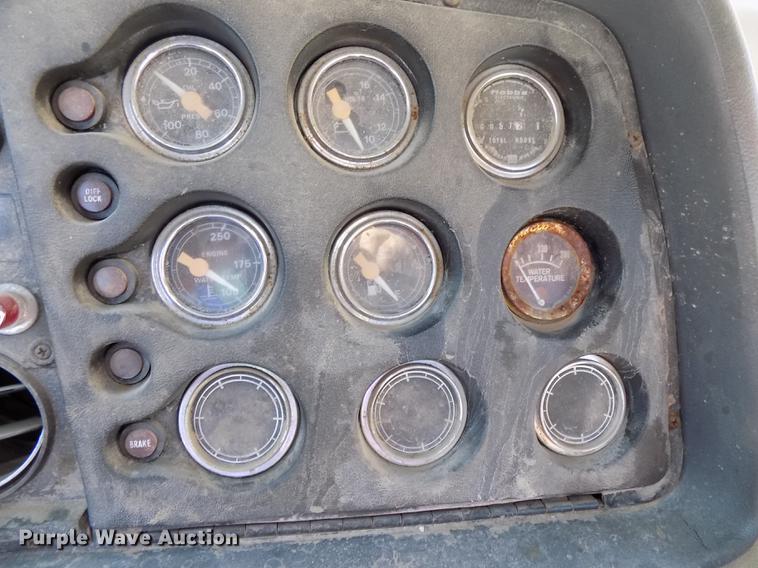 image for item DE7592 1986 Ford LNT9000 semi truck