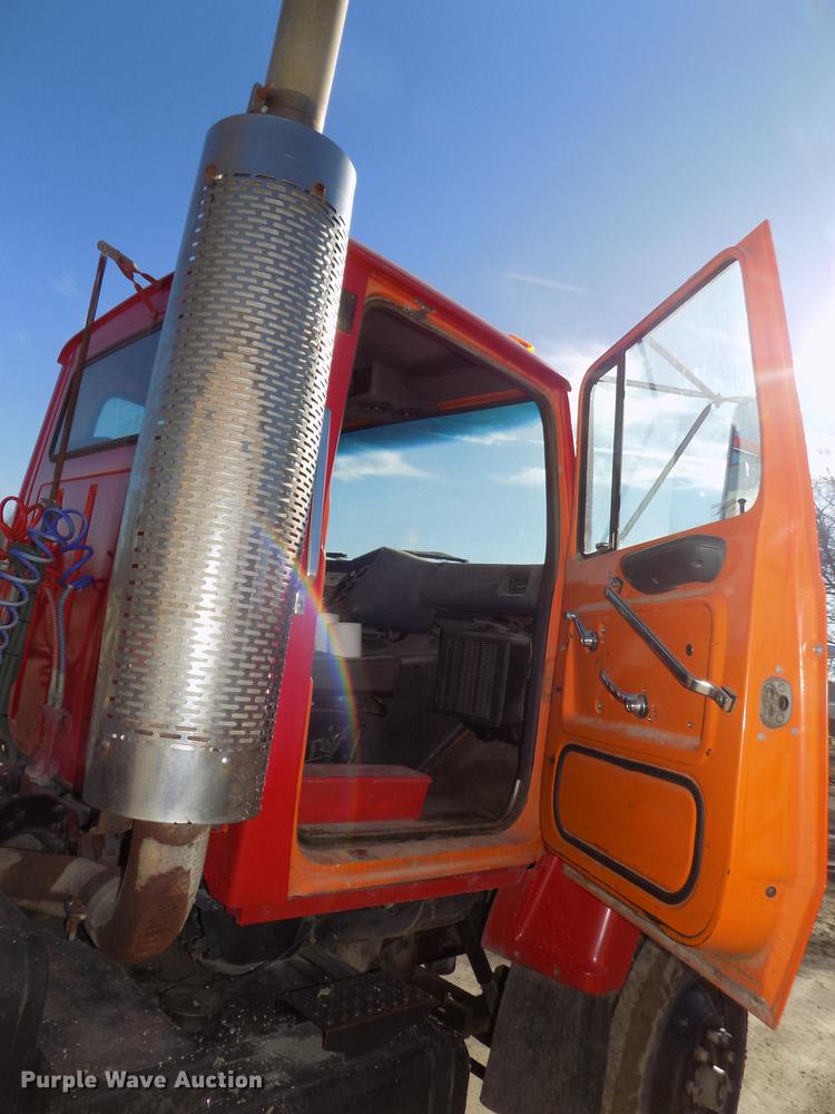 image for item DE7592 1986 Ford LNT9000 semi truck