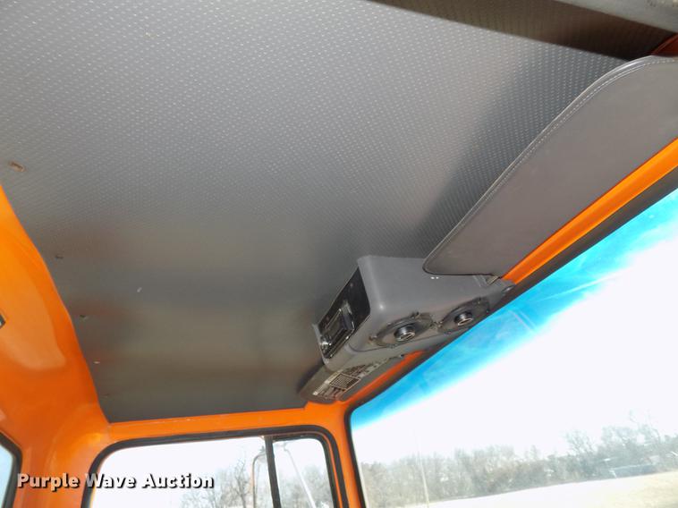 image for item DE7592 1986 Ford LNT9000 semi truck