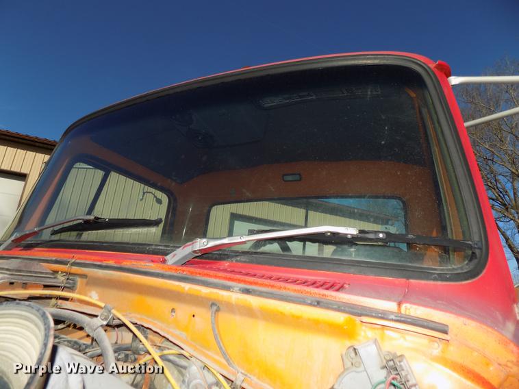 image for item DE7592 1986 Ford LNT9000 semi truck