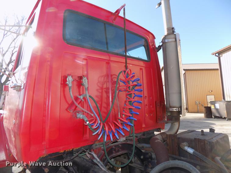 image for item DE7592 1986 Ford LNT9000 semi truck