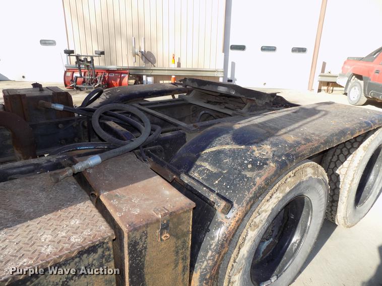 image for item DE7592 1986 Ford LNT9000 semi truck