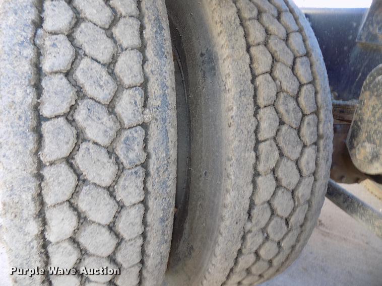 image for item DE7592 1986 Ford LNT9000 semi truck