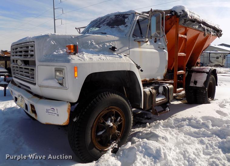 image for item DE7603 1989 Ford F700 spreader truck