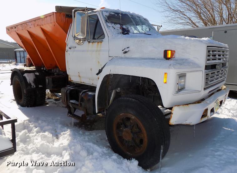 image for item DE7603 1989 Ford F700 spreader truck