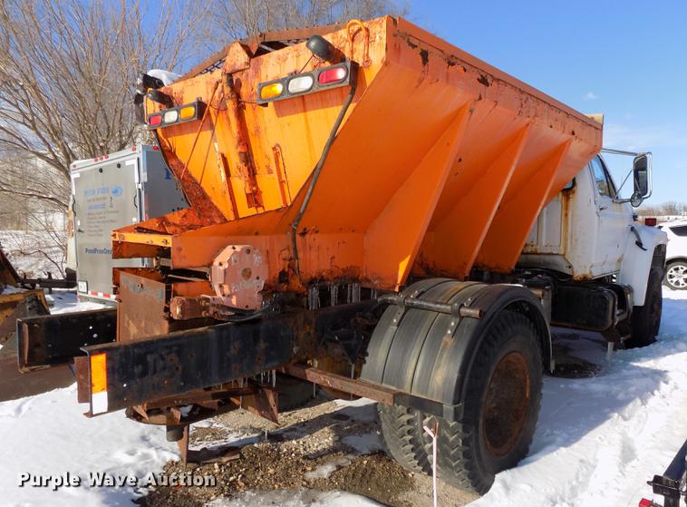 image for item DE7603 1989 Ford F700 spreader truck