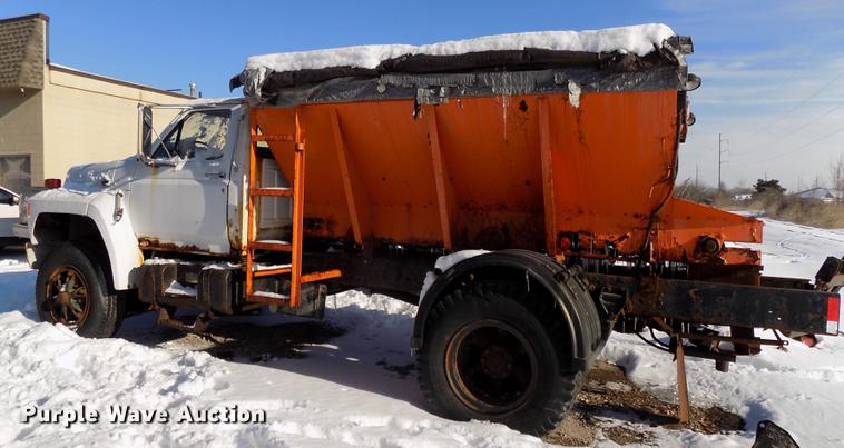 image for item DE7603 1989 Ford F700 spreader truck