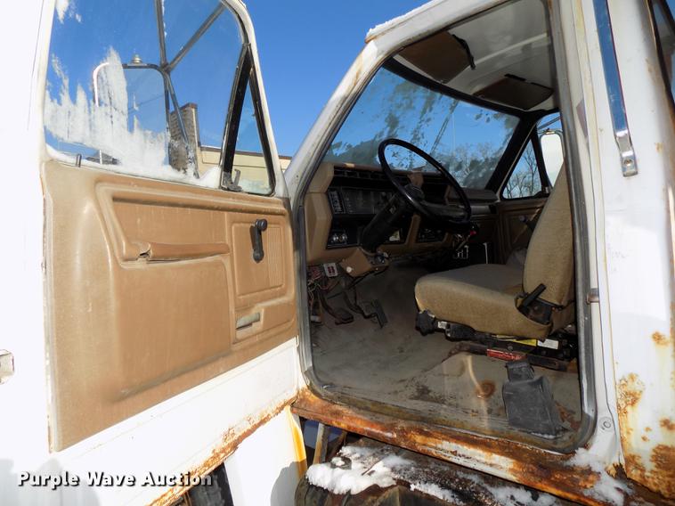 image for item DE7603 1989 Ford F700 spreader truck