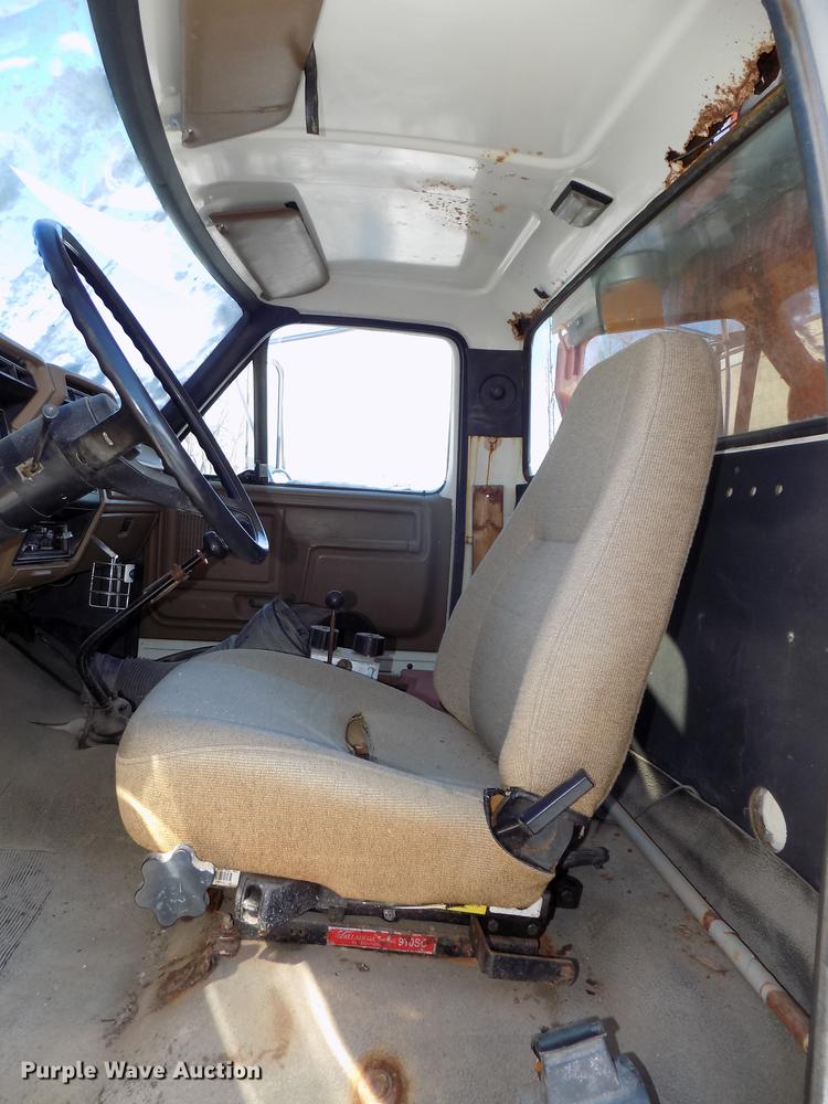 image for item DE7603 1989 Ford F700 spreader truck