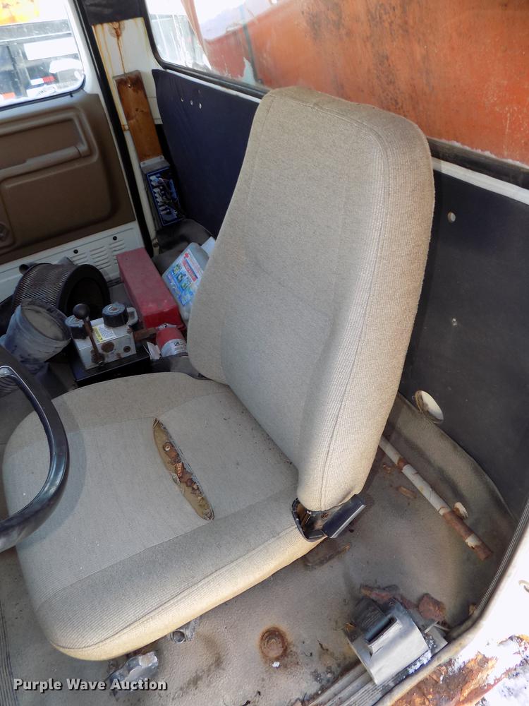 image for item DE7603 1989 Ford F700 spreader truck