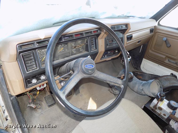 image for item DE7603 1989 Ford F700 spreader truck