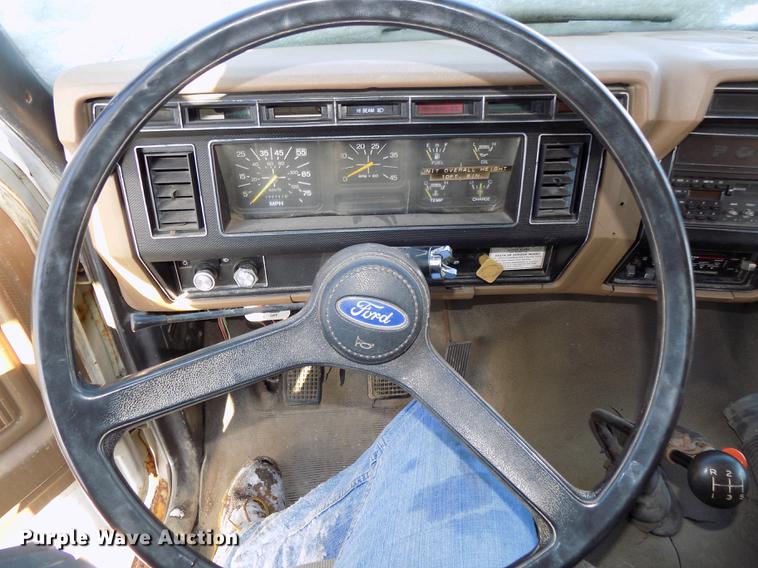 image for item DE7603 1989 Ford F700 spreader truck