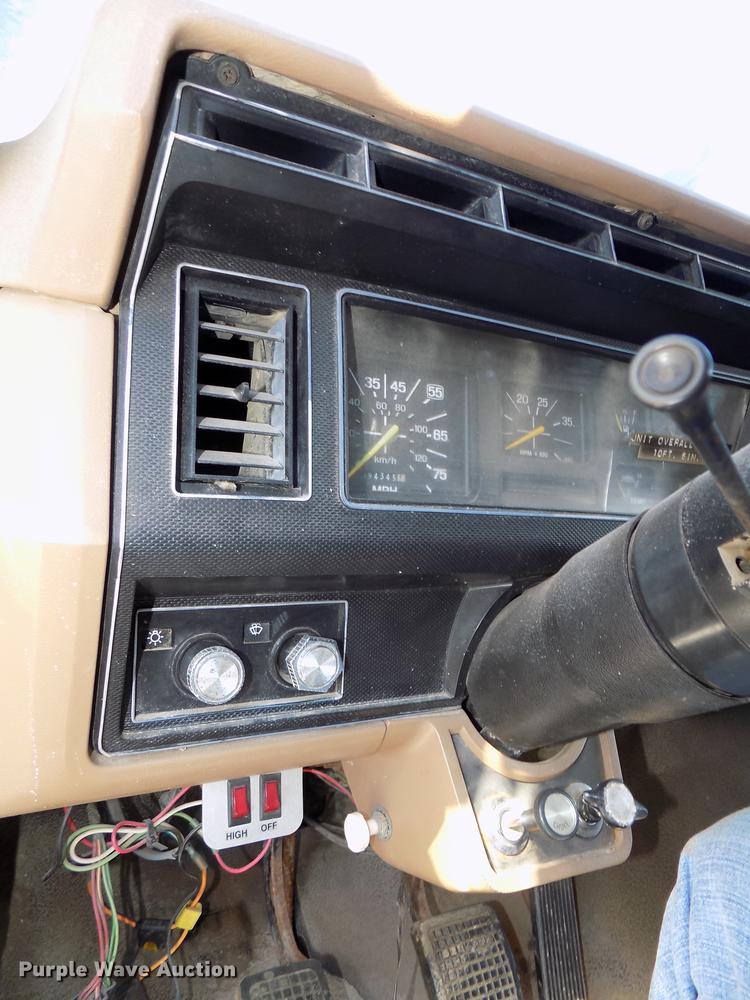 image for item DE7603 1989 Ford F700 spreader truck
