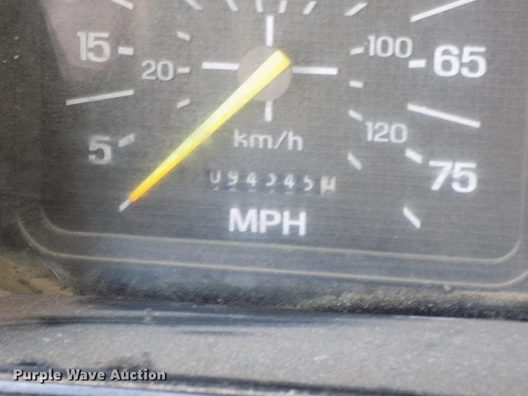 image for item DE7603 1989 Ford F700 spreader truck