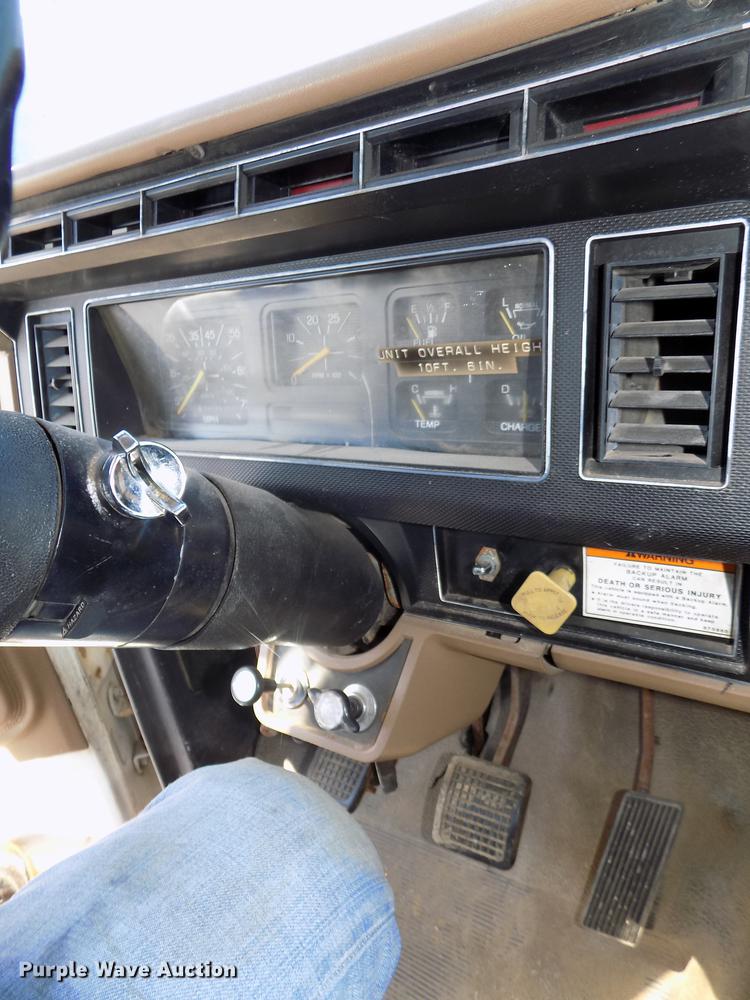 image for item DE7603 1989 Ford F700 spreader truck