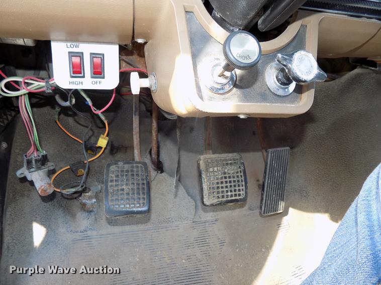 image for item DE7603 1989 Ford F700 spreader truck