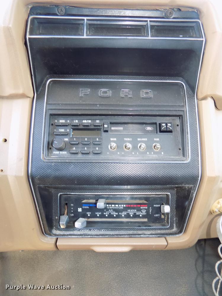 image for item DE7603 1989 Ford F700 spreader truck