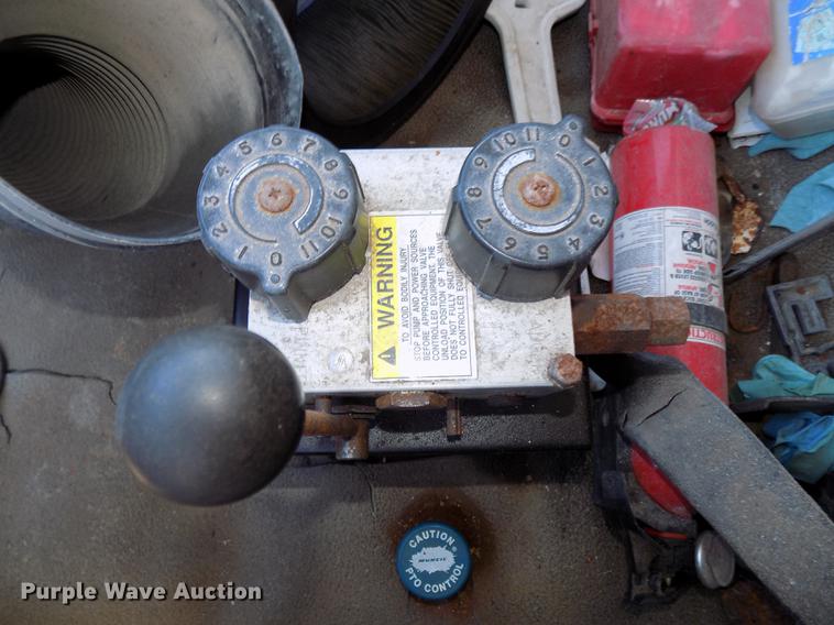 image for item DE7603 1989 Ford F700 spreader truck