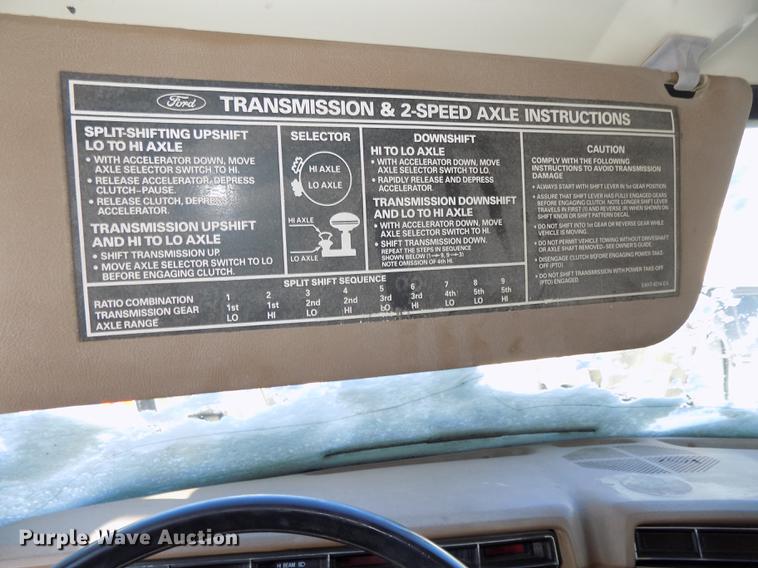 image for item DE7603 1989 Ford F700 spreader truck