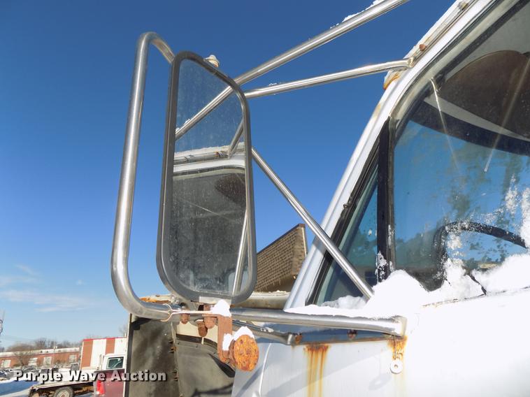 image for item DE7603 1989 Ford F700 spreader truck