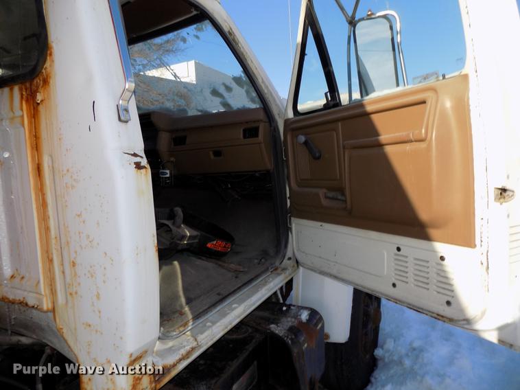 image for item DE7603 1989 Ford F700 spreader truck