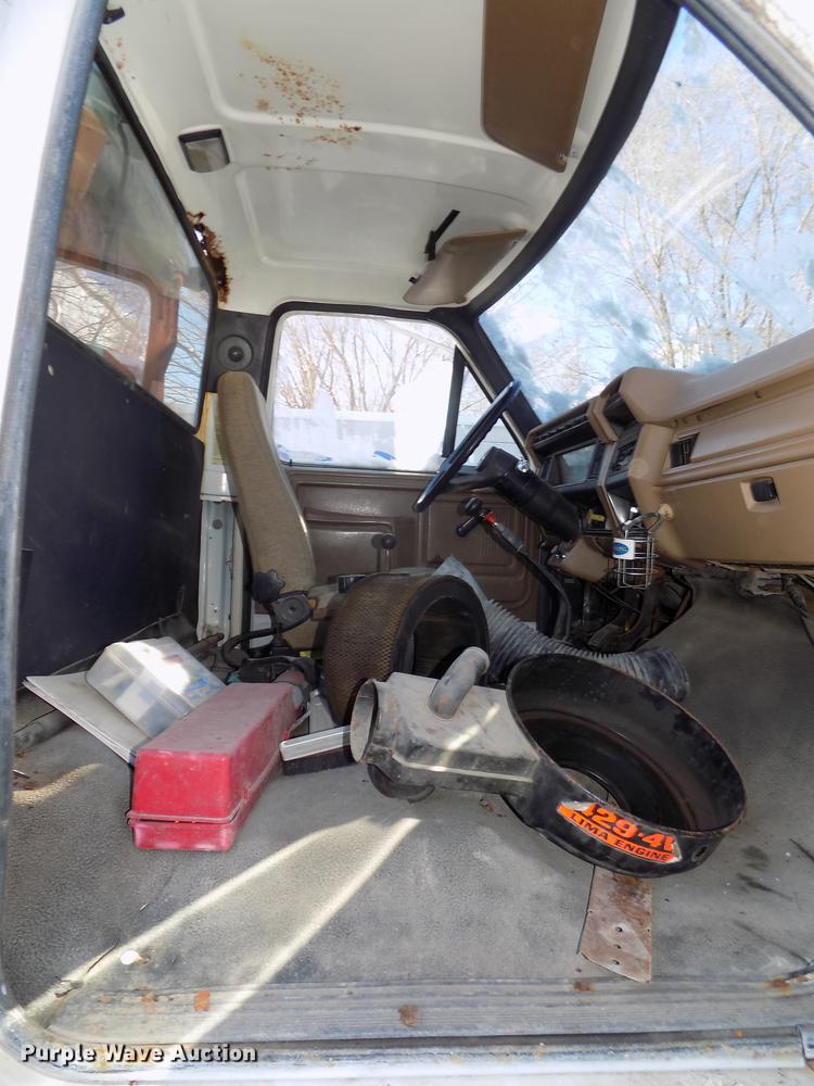 image for item DE7603 1989 Ford F700 spreader truck