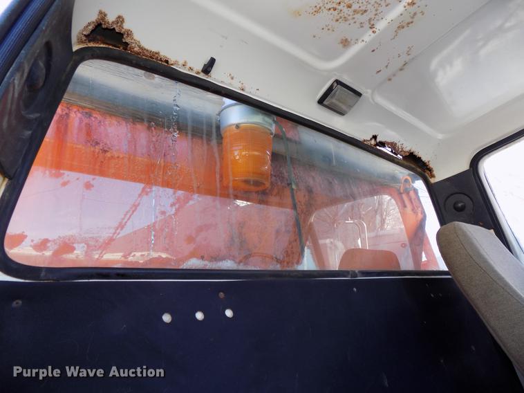 image for item DE7603 1989 Ford F700 spreader truck