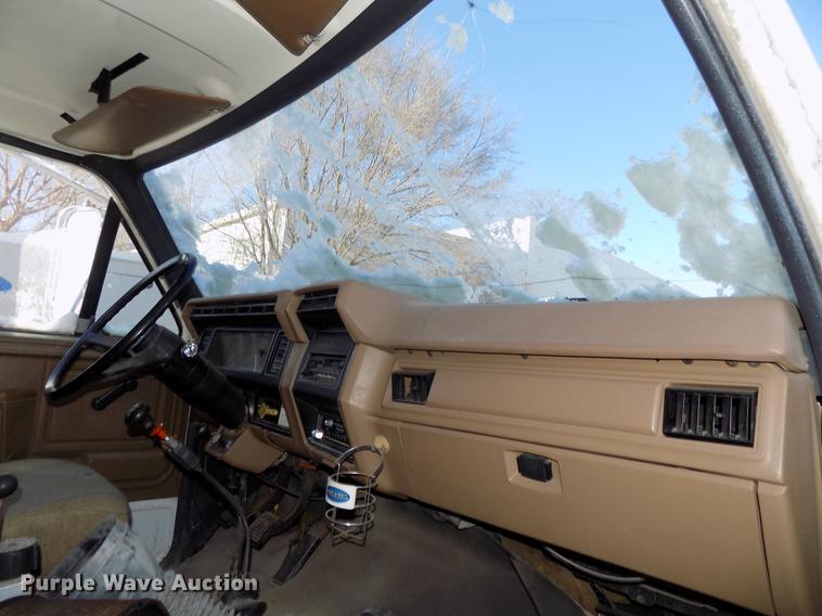 image for item DE7603 1989 Ford F700 spreader truck