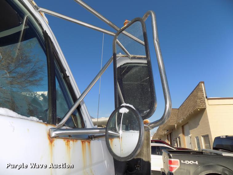 image for item DE7603 1989 Ford F700 spreader truck