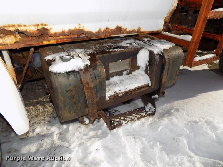 image for item DE7603 1989 Ford F700 spreader truck