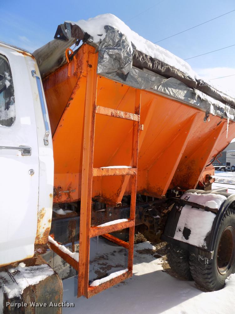 image for item DE7603 1989 Ford F700 spreader truck