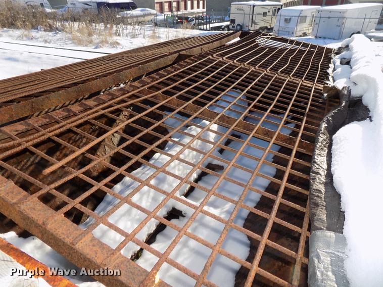 image for item DE7603 1989 Ford F700 spreader truck