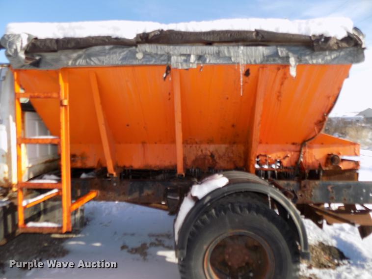 image for item DE7603 1989 Ford F700 spreader truck