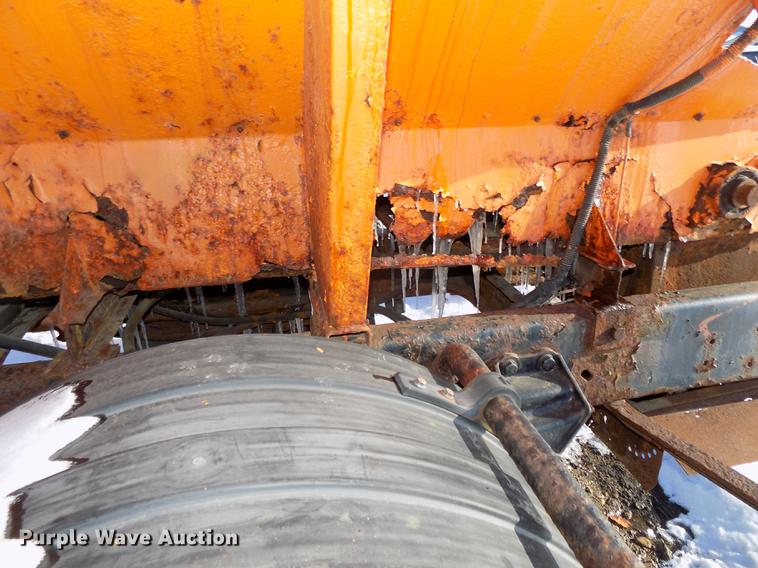 image for item DE7603 1989 Ford F700 spreader truck