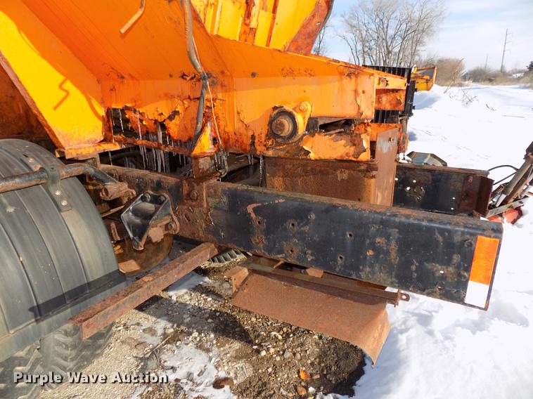 image for item DE7603 1989 Ford F700 spreader truck