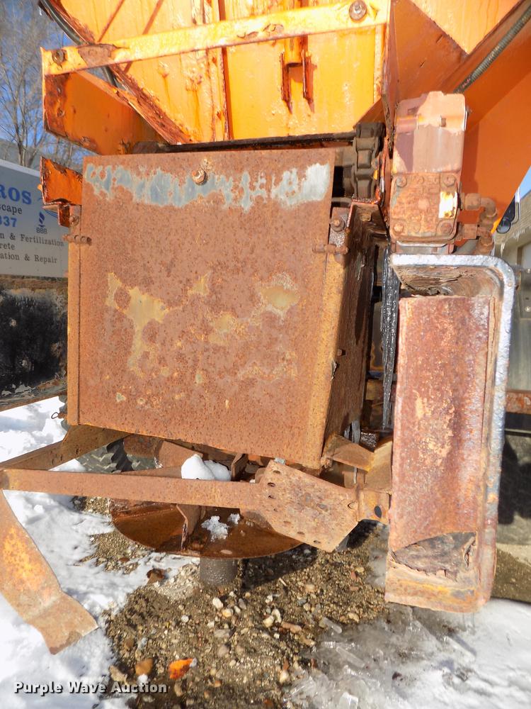 image for item DE7603 1989 Ford F700 spreader truck