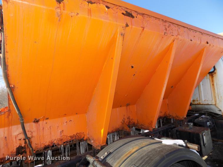 image for item DE7603 1989 Ford F700 spreader truck