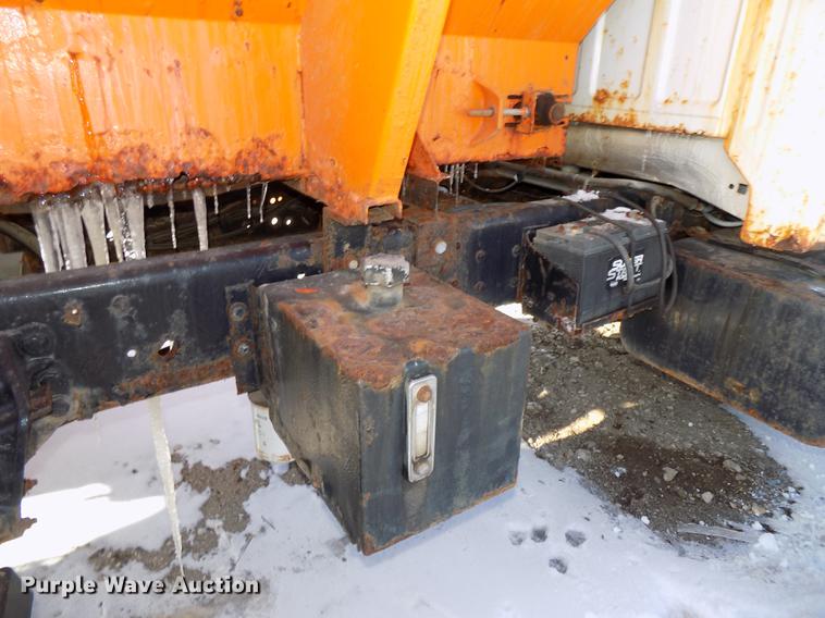 image for item DE7603 1989 Ford F700 spreader truck