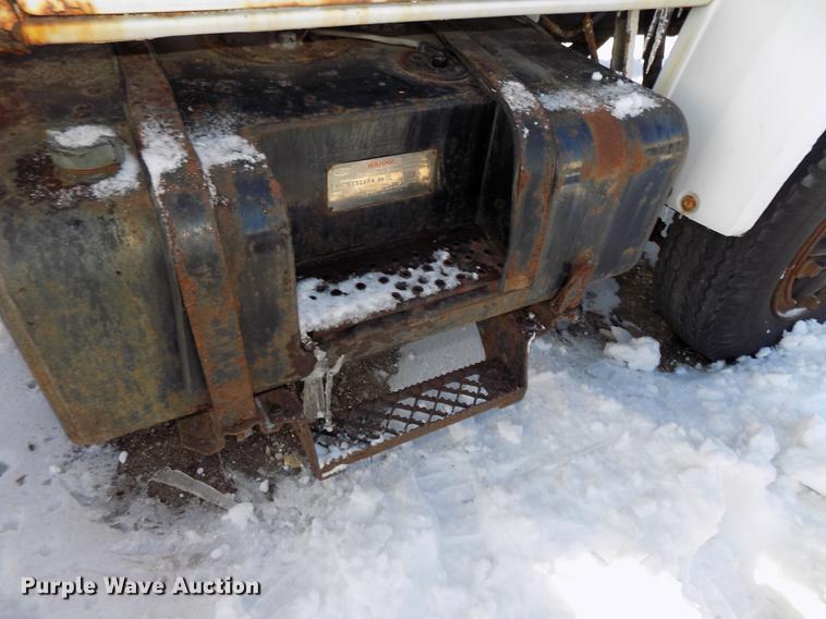 image for item DE7603 1989 Ford F700 spreader truck