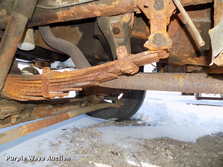 image for item DE7603 1989 Ford F700 spreader truck